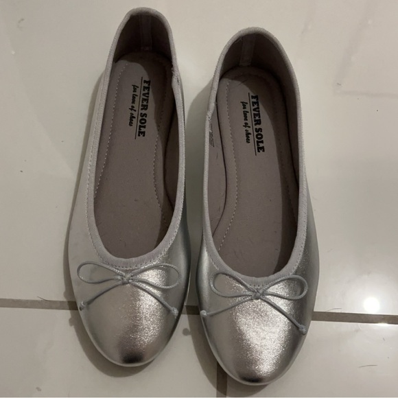 Fever Sole Shoes Silver Metallic Flats with Mini Bow Never Worn Size 7.5 women’s - Picture 3 of 5